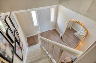 Algemeen:- EPC: 303 kWh/m²- Verwarming: airco + gasaccumulatoren- Ramen: dubbele beglazing pvc- Zonnepanelen aanwezig- Dak volledig geïsoleerd- Vlotte verbinding met NLIndeling:Gelijkvloers:- inkomhal met charmante trap- lichtrijke zitkamer- eetkamer met aansluitend de keuken- achterinkom- bergruimte met originele vloer- gastentoilet- werkplaatsVerdieping:- nachthal- 3 ruime slaapkamers, deels met inbouwkasten- badkamer met bad, douche wastafel en toiletZolder:- riante ingerichte slaapkamerDe eigendom wordt aangeboden via de Pre-sale formule. Op 09/05/2026 tussen 09:00 en 11:00 kan u de woning op afspraak komen bezichtigen en een bod uitbrengen. De vermelde prijs is een instelprijs. Voor meer info, gelieve contact op te nemen met de dossierverantwoordelijke.Bestuursmaatregelen in het maatregelenregister: nee