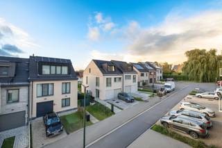 Nichée dans un quartier résidentiel paisible, cette maison neuve de 270 m² séduit par ses volumes généreux, sa luminosité et son agencement idéal...