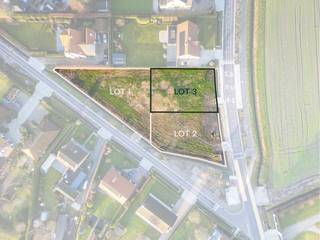 Op de hoek van Waterpolder en de Langeweg in Middelburg biedt Dumobil dit ruim perceel (lot 3) aan voor de realisatie van een nieuwe duurzame villa. De bouwgrond heeft een totale oppervlakte van 955 m² en geniet van een zuidwest gerichte tuin. Wordt deze prachtige locatie jouw nieuwe thuis? Hier combineer je een warme thuis met een groen akkerlandschap.<br /><br />Het landelijke Middelburg – deelgemeente van Maldegem – ligt in het noordelijk deel van het Meetjesland. Dicht bij de Nederlandse grens staat deze regio bekend om zijn diverse waterlopen en kreken in een landelijk gebied. Gelegen in de buurt van de Belgische Kust, Brugge, Sluis en Cadzand vind je hier de ideale combinatie van rust en het gezellige stadsleven. Je ontwerpt samen met een architect die door ons wordt voorgesteld of jouw eigen architect je droomwoning op maat en wij nemen de uitvoering volledig uit handen. We leveren je een instapklare en duurzame thuis af. In alle gemoedsrust.<br /><br />De realisaties hier voorgesteld zijn enkel ter illustratie. Bekijk al onze referenties in verschillende bouwstijlen op onze website. Contacteer ons vrijblijvend voor meer info i.v.m. deze bouwgrond en onze persoonlijke aanpak: <strong>051/40.10.12 | info@dumobil.be | www.dumobil.be/nl/villabouw/bouwgronden/middelburg-villabouw</strong>