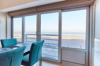 Deze instapklare studio is gelegen op de 2DE verdieping van de perfect onderhouden residentie LONGCHAMP. De studio geniet van een schitterend en...