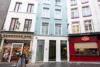 Deze instapklare winkel is gelegen in de populaire winkelwandelstraatjes van de 'Wilde Zee'. Het gelijkvloers is +/-60m² en de 1ste...