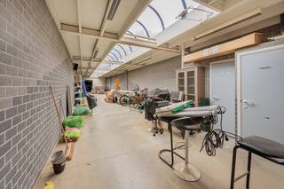 <p>Welkom in de Dokter Persoonslaan 23 te Willebroek, een eigendom boordevol mogelijkheden.</p><p> </p><p>Bij het betreden van de woning kom je terecht in de inkomhal, die toegang geeft tot de lichtrijke leefruimte en de trap naar boven. Op de eerste verdieping bevindt zich de volledig uitgeruste keuken, voorzien van alle hedendaags comfort. Aansluitend vind je de gezellige woonkamer, waar airconditioning zorgt voor extra comfort.</p><p> </p><p>De tweede verdieping beschikt over twee volwaardige slaapkamers, waarvan één met praktische ingemaakte kasten. Verder is er een ruime badkamer aanwezig, uitgerust met zowel een inloopdouche als een ligbad. Ook is er op deze verdieping een apart toilet voorzien.</p><p>Op het gelijkvloers geniet je bovendien van een ruime garage, zodat parkeergelegenheid nooit een zorg vormt.</p><p>De absolute troef van deze eigendom is zonder twijfel het ruime atelier achteraan de woning. Ideaal voor zelfstandigen of ondernemers die wonen en werken wensen te combineren. Dit pand biedt dan ook een unieke opportuniteit voor wie op zoek is naar ruimte, comfort en professionele mogelijkheden onder één dak.</p><p> </p><p>Voor meer informatie en alle documenten: www.malines-group.be</p>