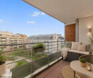 **BEZOEKDAG 13/09 INSCHRIJVEN VIA WWW.POLARES.EU**<br /><br />Ontdek dit moderne appartement uit 2011, waar een doordachte indeling en overvloedig natuurlijk licht samenkomen. <br />De ruime woonkamer vormt het centrale punt van het appartement en loopt naadloos over in een volledig uitgeruste keuken. Vanuit deze leefruimte stapt u direct het aangename zonneterras op, de ideale plek om in alle rust te genieten.<br /><br />Het appartement is comfortabel en praktisch ingedeeld met twee volwaardige slaapkamers, waarvan er één een eigen toegang tot het terras heeft. Verder beschikt u over een badkamer met douche in bad en een dubbele wastafel, een aparte was- en bergruimte en een afzonderlijk toilet. <br /><br />Bovendien beschikt het appartement over een eigen parkeerplaats en kelderberging, die samen beschikbaar zijn voor € 14.000.<br /><br />De ligging in Jette is een absolute troef. Door de nabijheid van de Ring, de E40 en Brussels Airport geniet u van een uitstekende bereikbaarheid, terwijl winkels, scholen en openbaar vervoer zich op comfortabele wandelafstand bevinden. Ook de nabijheid van het UZ Brussel en diverse bedrijven maakt dit appartement een bijzonder solide keuze voor zowel eigen bewoning als voor een investering.<br /><br />Dankzij het gunstige EPC-label B en de conforme elektriciteit is dit appartement volledig instapklaar. Het combineert kwaliteit en een strategische ligging in een aantrekkelijk geheel. <br /><br />Bent u benieuwd naar dit appartement? Contacteer ons gerust voor meer informatie of om een bezoek in te plannen.