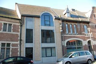 Ruim duplex appartement een gebouw met lift, in hartje Reet!  Dit appartement bevindt zich op wandelafstand van alle winkels, verschillende scholen en de bushaltes.  Er is parkeergelegenheid aan de overkant van de straat.  Indeling: 2eV: leefruimte met open keuken, een apart toilet, een ruim terras, de 1e slaapkamer met douchekamer en een berging/wasplaats. 3eV: de 2e grote slaapkamer van 26m2 en een modern ingerichte badkamer. De maandelijkse kosten bedragen €70,-. 3 maanden huurwaarborg.  Het appartement is beschikbaar vanaf 1/09/2026.  