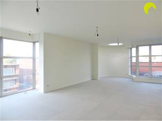 On a strategic location along the Boomsesteenweg, on the corner of the Kleinesteenweg, near the center of Wilrijk, this yield property is offered...