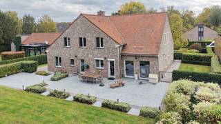 Zeer rustig en residentieel gelegen villa op 21 are met mooie aangelegde tuin vlakbij golf-en meerdomein, op 500 meter van basisschool Lozenhoek en op 2,5 km van scholen Atheneum. <br />Omvat: inkomhal, wc, living 55m² met gashaard, volledig ingerichte keuken met eethoek, wasplaats-berging, dubbele garage, ruim bureel 24m², 5 ruime slaapkamers (41m² - 30m² - 25m² - 23m² - 15m²), 3 bad-of douchekamers (waarvan 1 slpk en 1 douchek op gelijkvloers), 2de wc, ruime bergzolder.<br />De villa is voorzien van 9 zonnepanelen met een opbrengst van 3.645 Wp + een batterij van 5 kWh (geplaatst in 2023).<br />PVC met hoogrendement dubbel glas - U-waarde 1,0 (glas vernieuwd in 2022). <br />Nieuwe warmtepompboiler van 2024 voor warm water. CV met mazout.<br />EPC 127 kwh/m² - energielabel B - UC2745475RES2.<br />Zeer goede staat.<br />Bouwjaar 1994 en in de loop der jaren verschillende vernieuwingswerken uitgevoerd (oa reiniging dak in 2025 - nieuwe dakgoten dekstuk schouw in 2018 - nieuwe ramen living en deur keuken in 2022 - hoogrendement dubbel glas U-waarde 1,0 vernieuwd in 2022 - nieuwe elektrische luiken keukendeur en keukenraam in 2018 - keukentablet in composiet 2018, …).<br />De elektrische installatie is conform.<br />De woning is asbest-veilig volgens het asbestinventarisattest.<br />Ki 3.729 euro.<br />Stedenbouwkundige vastgoedinfo: vergunning uitgereikt - woonpark = residentieel woongebied - verkavelingsvergunning - geen voorkooprecht ruimtelijke ordening - geen rechterlijke herstelmaatregel of bestuurlijke maatregel opgelegd.<br />Niet overstromingsgevoelig - gebouwscore A - perceelscore A.