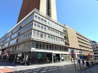 <p>Bent u op zoek naar een veilige parkeeroplossing in Oostende of een interessante vastgoedinvestering?<br /><br />Dan is dit een unieke opportuniteit. Bij aankoop wordt u volle eigenaar van een individueel kadastraal perceel opr het 4e of 5e verdiep. U koopt dus niet louter een gebruiksrecht, maar een eigen parkeerplaats in volle eigendom.<br /><br />Het parkeerconcept werkt volgens een flexibel systeem: u heeft altijd recht op een parkeerplaats binnen het Citibee-gedeelte van het complex, zonder dat u aan één vaste plaats bent gebonden. Zo parkeert u steeds zorgeloos, terwijl Citibee het beheer en de eventuele commerciële exploitatie van de vrije capaciteit voor zijn rekening neemt wanneer u de parking niet gebruikt.<br /><br />Ideaal voor:</p>
<ul>
<li>Eigenaars van een appartement of tweede verblijf in Oostende.</li>
<li>Personen die regelmatig in Oostende verblijven.</li>
<li>Investeerders die op zoek zijn naar een stabiele en alternatieve vastgoedinvestering.</li>
</ul>
<p>Parkeerplaatsen zijn beschikbaar vanaf €43.000. Voor enkele specifieke parkeerplaatsen gelden afwijkende prijzen.<br /><br /><u>Tijdelijke zomeractie</u><br /><br />Koopt u vandaag een parkeerplaats, dan geniet u onmiddellijk van uw parkeerrecht zodra de verkoopovereenkomst is ondertekend. U hoeft dus niet te wachten op de notariële akte om gebruik te maken van de parking.<br />Dat betekent dat u vaak al enkele maanden gratis kunt parkeren. Tijdens de zomermaanden vertegenwoordigt dit een aanzienlijke meerwaarde, aangezien een maandabonnement in de Citibee-parking in juli en augustus €250 per maand bedraagt.<br />Deze actie is bijzonder interessant voor eigenaars van een tweede verblijf die deze zomer al zorgeloos willen parkeren in Oostende.<br /><br /><u>Interessante investeerdersformules</u><br /><br />Formule 1 – 5 parkeerplaatsen<br />Aankoopprijs: €42.500 per parkeerplaats<br />Totale investering: €212.500<br />Gegarandeerd rendement van 3% per jaar<br />Gedurende 4 jaar<br />Jaarlijkse uitbetaling: €6.375<br /><br />Formule 2 – 10 parkeerplaatsen<br />Aankoopprijs: €40.000 per parkeerplaats<br />Korting van €2.500 per parkeerplaats<br />Totale investering: €400.000<br />Gegarandeerd rendement van 3% per jaar<br />Gedurende 4 jaar<br />Jaarlijkse uitbetaling: €12.000<br /><br />Interesse? Neem vrijblijvend contact met ons op voor meer informatie, een overzicht van de beschikbare parkeerplaatsen of een persoonlijk investeringsvoorstel.</p>