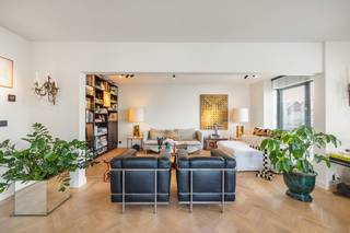 Aan het begin van de Van Eycklei, op de hoek met de Van Breestraat, ontdekken we dit indrukwekkende appartement van ca. 234 m², gelegen op de...