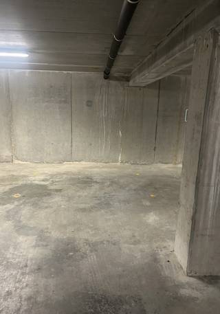 Deze ondergrondse autostaanplaats is gelegen midden in het centrum van Mol en ideaal voor wie op zoek is naar een veilige autostaanplaats.<br />Via een elekrische sectionaalpoort met afstandsbediening en codeklavier heb je makkelijk toegang.<br />Beschikbaar vanaf 01/02/2026.