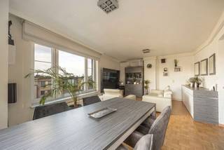 <p><span>Op zoek naar een ruim appartement met een zee van licht net buiten de stad? Dan zit je hier helemaal goed. Dit appartement combineert comfort met een stevige basis en beschikt over tal van aangename extra’s. Denk aan airco’s en automatische rolluiken, beide eenvoudig vanop afstand te bedienen. Een lichtrijke woonst met een aangename sfeer waar je je meteen thuis voelt.</span></p><p><span> </span></p><p><span>In een verzorgd en residentieel gebouw bereik je op de derde verdieping dit aangename appartement. Via de beveiligde inkomdeur kom je terecht in een ruime inkomhal met praktische vestiairekast, ideaal voor jassen en schoenen. De warme laminaatvloer loopt mooi door richting nachthal en creëert meteen een huiselijk gevoel. De leefruimte is zonder twijfel een van de absolute troeven: dankzij de hoekligging en de grote raampartijen geniet je hier van uitzonderlijk veel lichtinval. De authentieke blokjesparket zorgt voor extra charme en warmte, terwijl de royale oppervlakte moeiteloos plaats biedt voor een ruim salon én een volwaardige eethoek.</span></p><p><span> </span></p><p><span>Keuken met balkon </span></p><p><span>Achter het halfhoge muurtje bevindt zich de keuken, waardoor je kook- en vaatruimte netjes uit het zicht blijven van de leefruimte. De keuken is volledig uitgerust en afgewerkt met een spatwand in crèmekleurige tegels. Je beschikt hier over alle comfort: een keramische kookplaat, dampkap, dubbele spoelbak, vaatwasser, koelkast, diepvries en bijzonder veel kastruimte. De praktische keukentoog zorgt bovendien voor extra werkruimte en vormt tegelijk de ideale plek voor een gezellige apero. Aansluitend vind je een overdekt balkon met een leuk uitzicht over de fontein van Deurne — perfect om wat verse kruiden te kweken of de vuilbakken discreet uit het zicht te plaatsen. </span></p><p><span> </span></p><p><span>(Big) rooms with a view</span></p><p><span>De drie lichte slaapkamers bevinden zich aan de andere kant van de hal en hebben een laminaatvloer. Alle kamers zijn voorzien van automatische rolluiken.De master bedroom is enorm (18m²) en baadt in het licht en is uitgerust met een airco unit. De overige twee slaapkamers zijn beide even groot en bevinden zich aan de rustige zijkant van het gebouw. Ook deze kamers beschikken over automatische rolluiken, ideaal om in alle rust en volledige duisternis te genieten van een goede nachtrust. </span></p><p><span>Aan de overzijde van de slaapkamers, in de nachthal, vind je een apart gastentoilet. Extra praktisch, aangezien het toilet gescheiden is van de badkamer. De badkamer is compact maar praktisch ingericht, met een ruim ligbad op witte tegel. De wanden zijn volledig betegeld en er is een enkele wastafel met handige spiegelkasten voorzien </span></p><p><span> </span></p><p><span>Zo in het Rivierenhof, en winkels à volonté</span></p><p><span>Met het prachtige Provinciaal Groendomein Rivierenhof quasi als buur woon je hier op een toplocatie in Deurne, waar stad en groen perfect samenkomen. Ideaal voor een ochtendwandeling, een rondje joggen of een zomerse picknick in het park. Tegelijk geniet je van alle praktische voorzieningen vlakbij, met onder andere Lidl, Colruyt, Aldi, Jumbo en Action op korte afstand én openbaar vervoer op wandelafstand. Ook het centrum van de stad bereik je vlot met de fiets of het openbaar vervoer. </span><span> </span></p><p><span>Geen maatregelen in het Vlaams Handhavingsplatform</span></p><p><span> </span></p><p><span>Maatregelenregister: niet opgenomen</span></p><p><span> </span></p><p><span> </span></p><p><span> </span></p><p><span> </span></p>