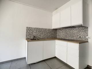Dit vernieuwd appartement met terras is gelegen in de dorpskern van St-Joris-Weert en bestaat uit een inkom, een open living / keuken combinatie,...