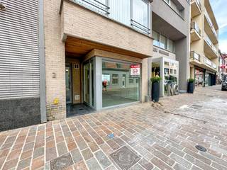 Instapklaar handelspand, gunstig gelegen in de Zuidstraat vlakbij de Markt van Torhout. Het handelsgelijkvloers is perfect geschikt als winkel of kantoor. <br />De handelsruimte bestaat uit een winkel/kantoorruimte, een apart toilet, berging en kitchenette. Verder is er een vaste wand met inbouwverlichting en toonbankinrichting. Centrale verwarming aardgas.<br />Er is parking vlak voor het pand (gratis, 30 min shop en go) of 2u met schijf.<br />Huurprijs: 750 euro per maand, jaarlijkse onroerende voorheffing ten laste van de huurder.<br />Onmiddellijk vrij!<br />Interessante commerciële ruimte, gunstig gelegen.