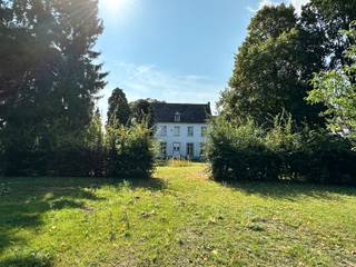 <span>In de schaduw van de kerktoren bevindt zich deze mooie historische idyllische unieke pastorie. <br />Het pand heeft een symmetrische indeling en er zijn heel wat functies mogelijk. Op deze locatie zou een horeca uitbating best kunnen.<br />In de voortuin van de pastorie staat een uitzonderlijke Japanse notenboom (Ginkgo biloba), die vermoedelijk werd aangeplant rond 1752 en sinds 2000 beschermd is als monument. Met een hoogte van 25 meter en een stamomtrek van 5,20 meter behoort dit vrouwelijke exemplaar tot de oudste en indrukwekkendste ginkgo’s van België.<br />Onroerend Erfgoed Beheersplan (2022)<br />Het beheersplan 'Geetbets - Sint-Petrus en Sint-Pauluskerk met kerkhof, pastorie en pastorietuin' legt richtlijnen vast voor het onderhoud en beheer van de gebouwen en de tuin en bestaat uit bijlagen te consulteren op COVAST.BE<br />Bijzondere verkoopvoorwaarden<br />De verkoop behelst enkel de gebouwen van de pastorie lot 1 en tuinzone achteraan lot 2. De voortuin met de beschermde boom blijven eigendom van de gemeente. De toegankelijkheid naar de achterliggende parkzone dient gevrijwaard te blijven.<br />De beschermde boom rechts vooraan op het perceel 178E blijft eigendom en onder beheer van de gemeente.<br />Meer informatie op aanvraag Immo Mestdagh en documenten verkoopdossier te downloaden op COVAST.BE<br /></span>