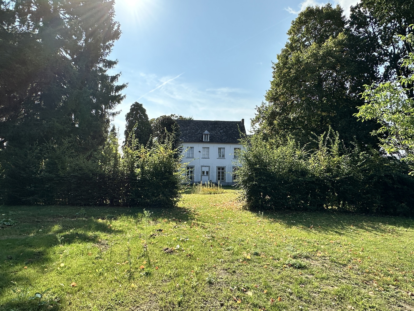 In de schaduw van de kerktoren bevindt zich deze mooie historische idyllische unieke pastorie. - foto 3