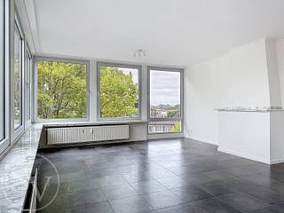 <h3><strong>LICHT EN GEZELLIG APPARTEMENT MET ZICHT OP GROEN – CENTRUM WILRIJK</strong></h3>
<p>Instapklaar appartement met <strong>veel lichtinval </strong>en een ruimtelijk uitzicht op het marktplein van Wilrijk. Gelegen op de <strong>vijfde verdieping</strong> van een goed onderhouden residentie.</p>
<p>Inkomhal met vestiaire. Ruime, lichtrijke woonkamer met grote raampartijen. Aansluitend een ingerichte, compacte keuken met elektrisch fornuis, oven, koelkast met vriesvak en vaatwasser. Vanuit de keuken heeft u toegang tot een fijn balkon.</p>
<p>De <strong>twee slaapkamers</strong> bevinden zich achteraan en zijn bijgevolg rustig gelegen. Badkamer met moderne inloopdouche en lavabo in meubel. Apart toilet. Praktische bergruimte met aansluiting voor wasmachine en droogkast én voorzien van vaste kasten. M.a.w. een <strong>instapklaar, ruim en gezellig</strong> appartement op een fijne locatie.</p>
<p>Privé <strong>autobox</strong> in de ondergrondse garage inbegrepen. Elektriciteit op <strong>individuele teller</strong>. Maximaal 2 bewoners.</p>
<hr />
<p></p>
<p><strong>BESCHIKBAAR:</strong> 1 september<br /><strong>HUUR:</strong> €1.085 / maand<br /><strong>PROVISIE ALGEMENE KOSTEN (incl. water &amp; verwarming):</strong> €200 / maand<br /><strong>ELEKTRICITEIT:</strong> individueel</p>