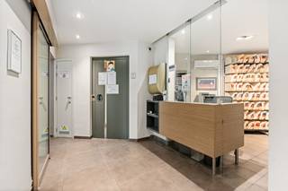 <p>Instapklaar kantoor op een commerciële zichtlocatie in Deurne-Zuid.</p>
<p>Dit ruime kantoor van maar liefst 228 m² bevindt zich op de zichtbare hoek van de Muggenberglei en Boekenberglei in Deurne-Zuid. Dankzij de strategische ligging in een levendige woonkern en nabij belangrijke invalswegen geniet deze eigendom van een uitstekende bereikbaarheid en maximale visibiliteit. De inrichting als dokterspraktijk maakt het pand onmiddellijk bruikbaar voor medische of vrije beroepen, maar biedt ook mogelijkheden voor andere professionele activiteiten. Bovendien ligt het kantoor vlak bij openbaar vervoer, parken en diverse voorzieningen. Een ideale opportuniteit voor wie op zoek is naar een functioneel en professioneel kantoor in Antwerpen.</p>
<p> </p>
<p>Belangrijkste ruimtes:<br />• Ruime onthaal- en wachtruimte met veel natuurlijke lichtinval<br />• Verschillende praktijk- of kantoorruimtes met flexibele indelingsmogelijkheden (huidige inrichting als dokterspraktijk)<br />• Functionele keuken of personeelsruimte<br />• Sanitair aanwezig<br />• Praktische bergruimtes en archiefruimte</p>
<p>Troeven:<br />• Commerciële zichtlocatie op de hoek van de Muggenberglei en Boekenberglei<br />• Grote bruikbare oppervlakte van 228 m²<br />• Kant-en-klare inrichting als dokterspraktijk</p>
<p> </p>
<p>Neem vandaag nog contact op met je ERA-makelaar voor meer informatie of een bezoek.</p>
<p>JOUW DROOMKANTOOR. ZO GEVONDEN!</p>