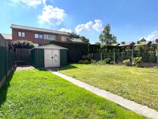 Degelijke PERFECT ONDERHOUDEN woning met TUIN, 3 SLK en GARAGE. INDELING: gelijkvloers: inkom, apart toilet, ruime lichtrijke...