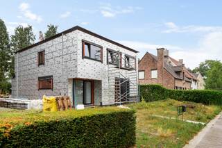 Deze energiezuinige woning vormt bijna een blanco canvas voor wie een huis graag esthetisch volledig naar eigen smaak afwerkt. De grote technische en energetische investeringen zijn reeds gebeurd, met onder meer een <strong>geothermische warmtepomp, vloerverwarming en 20 zonnepanelen</strong>, terwijl vooral de verdere inrichting en buitenaanleg nog ruimte laten voor een persoonlijke invulling. Grote raampartijen, royale leefruimtes en vijf slaapkamers maken het bovendien tot een bijzonder veelzijdige gezinswoning.<br /><br />De <strong>Cambeenboslaan</strong> ligt in een groene en residentiële woonomgeving. Het centrum en de winkelzone van Sint-Job liggen vlot binnen bereik, terwijl ook het kanaal en de omliggende natuur uitnodigen tot wandelen en fietsen. Tegelijk zorgen nabijgelegen verbindingswegen en openbaar vervoer voor een goede bereikbaarheid richting Antwerpen en de omliggende gemeenten.<br /><br /><strong>Indeling</strong><br />Via de ruime inkomhal met gastentoilet betreedt u de woning, met voldoende plaats om nog een royaal vestiairegedeelte te creëren.<br />Achteraan bevindt zich de ruime woonkamer, waar de vele en grote raampartijen zorgen voor een overvloed aan natuurlijk licht. Aansluitend liggen de eetruimte en de kwalitatieve open leefkeuken, die samen één aangenaam leefgeheel vormen met voortdurend zicht op de nog naar eigen wens aan te leggen tuin en het terras.<br /><br />Naast de eetruimte bevindt zich een praktische berging. Vooraan biedt een tweede, opvallend ruime polyvalente ruimte nog tal van mogelijkheden. Hier zijn de technieken en aansluitingen voor wasmachine en droogkast ondergebracht, maar dankzij de oppervlakte kan deze ruimte evengoed verder worden ingericht als fietsenberging, extra bureau of een combinatie van verschillende functies.<br /><br /><strong>Eerste verdieping</strong><br />Op de eerste verdieping bevinden zich maar liefst <strong>vijf slaapkamers en twee badkamers</strong>. De master bedroom beschikt over een eigen ensuite badkamer, waardoor een aangenaam en meer privaat slaapgedeelte ontstaat.<br /><br /><strong>Tuin</strong><br />Ook buiten krijgt de toekomstige eigenaar alle vrijheid om het geheel verder naar eigen smaak vorm te geven. De tuin en het terras moeten nog worden aangelegd en vormen daardoor letterlijk een blanco blad.<br />Tot slot beschikt de woning over een kruipruimte onder de volledige woning.<br /><br /><strong>Bijzonderheden</strong><br />Met een <strong>geothermische warmtepomp, vloerverwarming doorheen de woning, 20 zonnepanelen, vijf slaapkamers en twee badkamers</strong> is de technische basis bijzonder sterk; de verdere afwerking kan volledig worden afgestemd op de stijl en wensen van de nieuwe eigenaar.