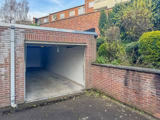 Dubbele garage met automatische poort. De garagebox is gesitueerd op de gelijkvloerse verdieping en voorzien van verlichting en een...