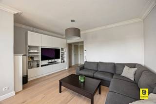<p><span>Dit comfortabele appartement ligt op de tweede verdieping van een kleinschalig en goed onderhouden gebouw, te vinden in een rustige woonwijk. Het recent-gerenoveerde én geïsoleerde dak zorgen voor een prima EPC score. Het commercieel centrum van Wilrijk is op wandelafstand verwijderd en voor een verdere uitstap zijn snelwegen en invalswegen vlakbij. Wie liever de rust opzoekt zal ongetwijfeld baat hebben bij de omliggende parken. Kortom: een centraal gelegen appartement voor wie een kalme omgeving ook zeker welkom is.</span></p><p><span> </span></p><p><span>Binnenkomen doen we via een praktische inkomhal waar een handige ruimte is om jassen en schoenen op te bergen. Apart toilet is hier ook aanwezig.</span></p><p><span> </span></p><p><span>De woonkamer geniet van een fijne lichtinval met voldoende plaats voor een grote eettafel en een gezellig salon.</span></p><p><span> </span></p><p><span>Aangrenzend ligt de keuken, dewelke is uitgerust met gasvuur, oven en vaatwasser; de koelkast staat apart. De talrijke witte inbouwkasten maken deze uiterst functioneel, de groene accentmuur zorgt voor een frisse uitstraling.</span></p><p><span> </span></p><p><span>Het appartement beschikt over twee slaapkamers. De grootste van de twee is ruim en heeft genoeg plaats voor bed en kleerkast. De tweede slaapkamer wordt vandaag als vestiaire gebruikt, waarbij een muur werd aangekleed met ingemaakte kasten. Verder is hier nog een fijn balkon te vinden.</span></p><p><span> </span></p><p><span>De badkamer is praktisch en onderhoudsvriendelijk en omvat een ligbad met douche en dubbele lavabo met enkele kasten. Deze kamer werd net herschilderd, op termijn zou een opfrissing wellicht op zijn plaats zijn.</span></p><p><span> </span></p><p><span>Bovenop het appartement is er nog toegang tot een volledig afgewerkte 'zolder'ruimte die ook nog een mooie oppervlakte kent. Vandaag is hier al een aansluiting voor wasmachine en droogkast te vinden, alsook een warmtepomp die de ruimte verwarmt en koelt. Deze kamer kan perfect gebruikt worden als creatief atelier, bureauruimte of eventueel als derde slaapkamer. Aanvullend geeft deze kamer uit op het platte dak, dat eventueel de mogelijkheid biedt om aan te kleden als een gezellig dakterras.</span></p><p><span> </span></p><p><span>Ten slotte hoort er bij het appartement nog een ruime garagebox. Ook op de oprit ervoor kunnen nog twee auto's geparkeerd staan. De garage is aan te kopen voor € 25.000.</span></p><p><span> </span></p><p><span>Troeven</span></p><p><span> </span></p><ul><li><span>Rustige buurt, toch centraal gelegen</span></li><li><span>Kleinschalig gebouw, lage gemeenschappelijke kost (€50/M)</span></li><li><span>Geïsoleerd dak</span></li><li><span>Goed EPC</span></li><li><span>Handige polyvalente 'zolder'</span></li><li><span>Grote garagebox</span></li></ul>