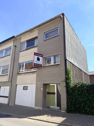 Bent u op zoek naar een gezellige woning met garage, stadstuin en een uitstekende ligging in het centrum van Geraardsbergen? Dan is deze bel-etagewoning in de Gentsestraat zeker een bezoek waard. Gelegen op een perceel van 179 m² en met een bewoonbare oppervlakte van maar liefst 193 m², biedt deze eigendom een uitstekende basis voor wie op zoek is naar een gezinswoning die volledig naar eigen smaak kan worden opgefrist.
Bij het betreden van de woning komt u terecht in de inkomhal, die toegang biedt tot de garage, een praktische berging en een afzonderlijke bureauruimte. Van hier bereikt u eveneens de gezellige, oostgerichte stadstuin, waar u in alle rust kunt genieten van het buitenleven.
Op de eerste verdieping bevindt zich de ruime en lichtrijke leefruimte, die naadloos aansluit op de keuken. Deze verdieping vormt het hart van de woning en biedt tal van mogelijkheden om een aangename en hedendaagse leefomgeving te creëren.
De tweede verdieping omvat drie volwaardige slaapkamers en een badkamer, waardoor deze woning perfect geschikt is voor gezinnen, starters of wie op zoek is naar extra ruimte.
Dankzij de centrale ligging in de Gentsestraat bevinden winkels, scholen, horeca, openbaar vervoer en andere dagelijkse voorzieningen zich op wandelafstand. Hier geniet u van alle voordelen van wonen in het centrum van Geraardsbergen, terwijl u thuis beschikt over een garage en een gezellige stadstuin.
Deze woning is de ideale opportuniteit voor wie op zoek is naar een woning met veel potentieel op een toplocatie. Mits een opfrissing kan u deze eigendom omvormen tot een eigentijdse en comfortabele thuis, volledig afgestemd op uw eigen wensen en smaak.
Interesse? Maak dan een afspraak met het CasaVista Team via 054 41 25 00 of mail naar info@casavista.be en ontdek tijdens een plaatsbezoek het potentieel van deze centraal gelegen woning.