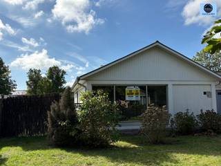 <p><span>TE RENOVEREN WONING MET 3 KAMERS TE HEIST</span></p><p><span>Startprijs : 276.000 euro</span></p><p><span> </span></p><p><span>Deze te renoveren gezinswoning is gelegen in een residentiële wijk vlakbij openbaar vervoer, winkels en het strand.</span></p><p><span>Indeling : - inkomhal met toilet</span></p><p><span> - keuken</span></p><p><span> - lichtrijke leefruimte</span></p><p><span> - badkamer met toilet</span></p><p><span> - 3 slaapkamers</span></p><p><span>Epc : E dus renovatieverplichting</span></p><p><span> </span></p><p><span>Troeven : - inpandige garage en oprit</span></p><p><span> - zonnige tuin met terras</span></p><p><span> </span></p><p><span>De woning heeft heel veel potentieel en is ideaal voor wie op zoek is naar een woning op een rustige locatie.</span></p><p><span> </span></p><p><span>Verkoop gebeurt via Covast door middel van publieke veiling. Meer informatie op www.covast.be</span></p><p><span> </span></p><p><span> </span></p><p><span>Voor info bel 0475/51.40.73 of stuur een mail naar info@svena.be</span></p><p><span> </span></p><p><span>Deze gegevens zijn louter informatief en wij kunnen niet aansprakelijk gesteld worden voor eventuele onjuistheden.</span></p><p><span>De bewoonbare oppervlakte is slechts indicatief.</span></p><p><span> </span></p><p><span> </span></p>