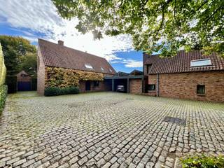 SOUS OPTION Vidéo de présentation disponible : https://youtu.be/p9fmXeLqLrM Dans une belle rue résidentielle de standing, grande propriété...