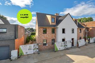 Ontdek deze prachtige halfopen nieuwbouwwoning, waar modern comfort en landelijke charme samenkomen. <br />Deze woning biedt alles wat je nodig hebt voor een comfortabele en energiezuinige levensstijl.<br />• Ruime indeling en afwerking<br />Kies tussen 3 of 5 afgewerkte slaapkamers die perfect inspelen op jouw woonwensen. De woning beschikt over een ruime berging, een stijlvolle keuken met een modern kookeiland, en een badkamer voorzien van een bad en/of douche.<br />• Geniet van een zongerichte tuin<br />De zuidgerichte tuin biedt de ideale plek om te ontspannen en volop te genieten van het buitenleven.<br />• Gunstige ligging<br />• 6% BTW MOGELIJK<br />Deze woning is ideaal gelegen in een rustige omgeving met winkels, scholen en openbaar vervoer op korte afstand. Daarnaast bieden nabijgelegen invalswegen zoals de N37, N35 en N498 eenvoudige toegang tot belangrijke snelwegen en omliggende steden zoals Gent, Kortrijk en Brugge.<br />• Energiezuinig en duurzaam<br /><br />Deze woning is ontworpen met oog voor de toekomst. Dankzij de warmtepomp met vloerverwarming en de inbegrepen 9 zonnepanelen geniet je van een energiezuinige woning met een lage ecologische voetafdruk.<br />Ervaar modern wonen in een landelijke omgeving. <br />Neem contact op en ontdek jouw toekomstige thuis!