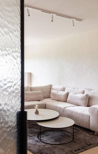 <p>Exclusief gelegen 2-slaapkamerappartement in residentie Ogierlande met één van de mooiste uitzichten van Roeselare. Alle voorzieningen bevinden zich op wandelafstand. Dit prachtig afgewerkte appartement omvat een inkomhal met apart gastentoilet, een lichtrijke leefruimte met toegang tot het terras, een volledig geïnstalleerde keuken met ruime berging, twee slaapkamers en een badkamer met bad/douche en dubbele lavabo.<br />Het appartement is bovendien praktisch ingericht en afgewerkt met hoogwaardige materialen. Dankzij de vele ingebouwde kasten geniet u van een overvloed aan opbergruimte,.</p>
<p>Op de kelderverdieping bevinden zich bovendien een private berging en een ruime garage met automatische poort (verplicht bij aan te kopen aan € 30.000). Daarnaast beschikt het appartement ook over een extra autostaanplaats vooraan het gebouw (verplicht bij aan te kopen aan € 15.000).<br /><br />Troeven:</p>
<ul>
<li>Volledig kwalitatief gerenoveerd in 2024</li>
<li>Ruime garage en autostaanplaats</li>
<li>Mooie omgeving</li>
<li>In de nabijheid van openbaar vervoer, winkels, scholen en belangrijke in- en uitvalswegen</li>
<li>Conforme elektriciteit</li>
<li>Topresidentie (Ogierlande)</li>
</ul>
<p>Deze woning is te koop ZONDER makelaar via het concept van Smart Houses! Verdere inlichtingen of bezoek? Contacteer rechtstreeks de eigenaar via 0471/30.25.57</p>
