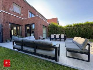 <p>Recente en energiezuinige halfopen bebouwing (2019) met 4 slaapkamers te Zwijndrecht</p><p>Deze prachtige halfopen bebouwing uit 2019 combineert modern wooncomfort met een uitstekende ligging in het gegeerde Zwijndrecht. <br />De woning bevindt zich in een doodlopende straat, maar ligt tegelijkertijd vlak bij belangrijke invalswegen en het openbaar vervoer voor een optimale bereikbaarheid. <br />Omdat het huis recent gebouwd is en perfect werd onderhouden, is het volledig instapklaar en hoef je alleen nog maar je verhuiskoffers uit te pakken.<br />Bij het binnenkomen via de inkomhal met gastentoilet krijg je meteen toegang tot de lichte, open leefruimte die een mooi zicht biedt op de gezellige tuin. <br />De moderne keuken sluit hier naadloos op aan en is volledig uitgerust voor dagelijks kookplezier. <br />Op de bovenliggende verdiepingen bevinden zich in totaal vier volwaardige slaapkamers en een comfortabele badkamer, waardoor er meer dan genoeg ruimte is voor een groot gezin of een rustige thuiswerkplek.<br />Duurzaamheid staat centraal in deze woning, wat overduidelijk blijkt uit de indrukwekkende EPC-waarde van 58 kWh/m² oftewel label A. <br />Dit uiterst lage energieverbruik is mede te danken aan de aanwezigheid van acht zonnepanelen. <br />Daarnaast is de elektrische installatie volledig conform gekeurd. Parkeren is tot slot nooit een probleem dankzij de combinatie van de eigen oprit en de inpandige garage. <br />Dit is een unieke kans op een zorgeloze en toekomstbestendige thuis.</p><p>Maak vandaag nog uw afspraak om deze woning te bezichtigen !</p>