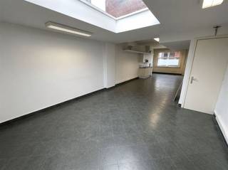 OPENHUIS ZATERDAG 4 APRIL VAN 14.00u - 15.30u - Uniek gelegen in het levendige centrum van Wevelgem, biedt dit veelzijdige pand een geweldige...