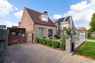 <p>Située dans un agréable quartier de Lint, cette charmante maison est proposée avec une vaste parcelle de pas moins de <strong>825 m²</strong>. Le bien est vendu selon le principe du <strong>sell &amp; lease back</strong> : après la vente, le propriétaire actuel continuera à occuper l’habitation dans le cadre d’un bail à vie, moyennant un loyer mensuel de 3.500,00 €. Une formule intéressante pour les investisseurs à la recherche d’un rendement locatif immédiat, combiné à un beau potentiel à long terme.<span></span></p>
<p>La maison bénéficie d’un agencement pratique et d’une atmosphère chaleureuse et accueillante. Le hall d’entrée mène vers l’agréable séjour, suivi de la cuisine équipée. Le rez-de-chaussée comprend également un débarras pratique, une salle de bains avec douche à l’italienne ainsi que deux chambres. Une troisième chambre a été aménagée au premier étage.</p>
<p>À l’arrière, le <strong>très charmant jardin</strong> constitue sans aucun doute l’un des principaux atouts de la propriété. La véranda offre une agréable vue sur la verdure, tandis que le superbe <strong>étang de baignade aménagé</strong> crée une atmosphère particulièrement paisible au cœur du jardin.</p>
<p>Le <strong>complexe de garages attenant</strong> représente une plus-value considérable. Cette partie est située sur un <strong>intéressant terrain à bâtir</strong> et offre ainsi de nombreuses possibilités pour l’avenir. La combinaison de l’habitation existante, de la vaste parcelle et du potentiel de développement du terrain fait de l’ensemble une opportunité immobilière particulièrement polyvalente.</p>
<p>Grâce au bail à vie, l’acquéreur bénéficie dès l’acquisition d’un <strong>revenu locatif mensuel de 3.500,00 €</strong>, tandis que le terrain à bâtir offre d’intéressantes perspectives à plus long terme.</p>
<p><strong>Données techniques :</strong> chauffage central au gaz, double vitrage avec châssis en PVC, véranda, complexe de garages et étang de baignade.</p>
<p><strong>Renseignements urbanistiques et attestation du sol disponibles. Non conforme aux normes de sécurité en matière d’amiante ! Le bien n’est pas situé dans une zone à risque d’inondation (scores P et G : A). Obligation de rénovation non applicable.</strong></p>