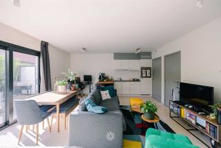 <p><span>GENT CENTRUM - Instapklare studio met zonnig terras en gunstig EPC</span></p><p><span> </span></p><p><span>Gelegen op het gelijkvloers, treffen we deze lichtrijke en instapklare studio met ruim terras vlakbij de Kinepolis.</span></p><p><span>Ideaal als starters- of investeringseigendom met een vlotte verbinding naar de Binnenstad, studentencampussen en invalswegen.</span></p><p><span> </span></p><p><span>De belangrijkste troeven in een notendop: </span></p><ul><li><span>Centrale ligging in Gent met vlotte bereikbaarheid </span></li><li><span>Groene omgeving </span></li><li><span>Instapklare en lichtrijk</span></li><li><span>Ruim terras van 20m²</span></li><li><span>Nabij invalswegen, openbaar vervoer en scholen</span></li><li><span>Gunstig EPC en conforme elektriciteit</span></li></ul><p><span> </span></p><p><span>Indeling:</span></p><p><span>Inkom met apart toilet, leefruimte met open ingerichte keuken, badkamer met douche, technische berging met aansluitingen wasmachine. Privatief tuintje/terras van 20m². </span></p><p><span> </span></p><p><span>Belangrijk</span><span>:</span></p><p><span>Richtprijs: 245.000 EUR </span></p><p><span>EPC: 105 kWh/m² jaa</span></p><p><span>Heden verhuurd</span></p><p><span> </span></p><p><span>Interesse? Neem contact op met Axel Lenaerts makelaars voor meer info of een bezoek ter plaatse via </span><span>09 245 24 24</span><span> of Hannelore@axellenaerts.be</span></p><p><span> </span></p>