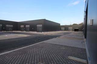 Nieuwbouw loods van 148,56 m² te huur langs de Schaapbruggestraat te Roeselare.<br />Opgebouwd uit staalstructuur met beton onder element en sandwichpanelen + steeldeck
<ul>
	<li>Sectionale poort met deur en glassectie </li>
	<li>Vrije hoogte van 6m </li>
	<li>Toegangssysteem met smartphone</li>
	<li>Drijfkracht 400V+N</li>
	<li>Ledverlichting </li>
	<li>Brandklasse C</li>
	<li>2 Parkeerplaatsen inbegrepen</li>
</ul>
<strong>Huurprijs is € 668,52 / per maand (Ex. btw).<br />Prijs inclusief gemeenschappelijke kosten</strong><br /><br /><strong>De loods is onmiddellijk beschikbaar. </strong><br />Neem vrijblijvend contact op voor meer informatie. 
