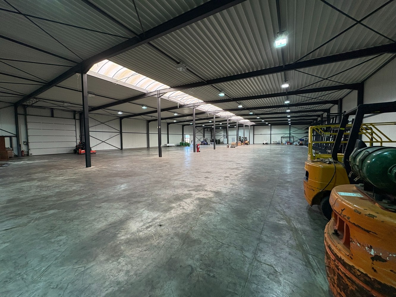 Ruime bedrijshal te huur – logistiek gunstige locatie in Sint-Truiden - foto 4
