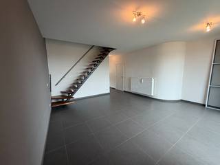 Uitstekend gelegen duplex-appartement, pal in het Centrum van Houthulst.<br /><br />Het appartement bestaat uit:<br />Ruime lichtrijke leefruimte met aansluitend zonneterras - ruime leefkeuken met aansluitend avondterras - ruime berging - toilet<br />Nachthal - 2 ruime slaapkamers - badkamer met douche, dubbele wastafel en toilet<br /><br />Bijhuren garage: 50 euro/maand<br />Syndic: 50 euro/maand<br /><br />Onmiddellijk beschikbaar