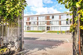 Living on the Mechelsesteenweg in Lier means having everything within easy reach. Just a few minutes walk brings you to the lively city centre with its charming shops, inviting restaurants and the Grote Markt. The train station and main access roads are also nearby, allowing you to reach Mechelen or Antwerp in no time. A prime location for anyone who values both central living and excellent accessibility.

This 90 m² apartment offers a logical layout with two bedrooms and a spacious living area that feels bright and pleasant. Thanks to its practical structure, the possibilities are endless. With some refreshing and modern updates, such as replacing the windows where condensation is currently visible, you can transform this property into a stylish contemporary home full of character. The roof has recently been renewed, which is one less worry for the future.

Another advantage are the low communal charges, making this property financially attractive. A private garage box must be purchased in addition for € 21,000, ensuring that parking will never be an issue.

The apartment is currently rented, but the sale in its present condition allows you to move in yourself after the legal notice period or to carry out a thorough renovation. For investors this is an excellent opportunity for return, while private buyers will find an affordable entry point into a sought-after neighbourhood.

Book your appointment via 03 535 20 00 or send an email to info@immoley.be