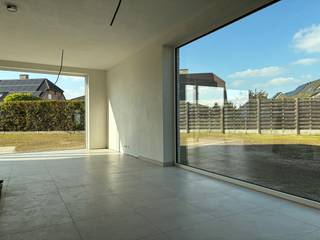 Op het einde van een rustige verkaveling, Gaston Vallaeystraat, vinden we deze halfopen bebouwing terug. De directe ligging nabij de E403 &amp; AZ Delta is hier al een eerste troef!<br /><br />De moderne woning is traditioneel gebouwd en beschikt over de nieuwste energiebesparende technieken.<br /><br />Indeling: inkomhal met gastentoilet, verder door naar de ruime leefruimte waar u geniet van veel natuurlijk lichtinval door de vele raampartijen, de open ingerichte keuken en ruime aparte berging bij keuken waar alle technieken ook voorzien zijn en inpandige garage. Op de eerste verdieping zijn 3 slaapkamers voorzien, apart toilet en badkamer met ligbad, douche en lavabo met meubel.<br /><br />De woning wordt voorzien van mooie ruime tuin, waar het aangenaam vertoeven wordt en u de ganse dag van de zon kunt genieten. Terras en afsluiting met aanpalende woning is reeds voorzien. <br /><br />Grondoppervlakte: 408,45m²<br />Bewoonbare oppervlakte: 158,77m²<br /><br />Troeven: <br />- Volledig afgewerkte en instapklare woning<br />- BEN woningen (E10)= laag verbruik voor verwarming, ventilatie en warm water<br />- Lage temperatuurverwarming d.m.v. vloerverwarming <br />- Hernieuwbare energie: zonnepanelen en warmtepomp<br />- Regenwaterrecuperatie<br />- Inpandige garage<br /><br />Ligging: <br />- Rustige, reeds gerealiseerde verkaveling <br />- Op 5 min van op- &amp; afrit complex E403<br />- Op 5 min van AZ Delta<br />- 2 treinstations op minder dan 6km (Izegem &amp; Roeselare)<br /><br />Ook op zoek naar een nieuwbouwwoning die energiezuinig is in een rustige buurt? Maak dan nu uw afspraak voor een bezoek!<br /><br />(grond onder registratie, constructie met btw)