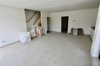 Ruim Duplex appartement op verdieping 1 + 2 !  Indeling : Inkomhal  , wc  , woonkamer met open keuken , terras  .Verdieping 2 : 2 slaapkamers ,...