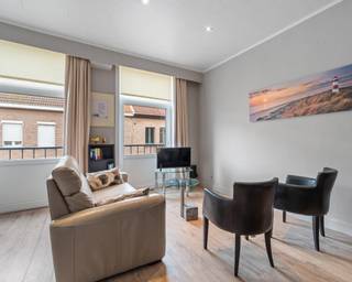 <p>Deze woning is gelegen in de Ijzerstraat in Blankenberge en beschikt over twee slaapkamers, een badkamer en een garage. De woning heeft een praktische indeling met voldoende ruimte voor comfortabel wonen. Dankzij de centrale ligging bevinden winkels, lokale voorzieningen en het strand zich op korte afstand.</p>