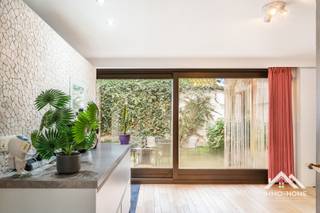 Deze karaktervolle woning in hartje Lokeren is momenteel opgedeeld in twee wooneenheden. Op het gelijkvloers is er een mooie studio ingericht, bestaande uit een ruime living met open keuken en een slaapkamer met on-suite badkamer. Een groot schuifraam biedt toegang tot een leuke stadstuin. In de twee verdiepingen erboven vinden we een mooi duplexappartement, bestaande uit een aangename en ruime leefkeuken (met toegang tot een ruim terras) en een gezellige living aan de straatkant. Tussenliggend is er voorzien in een apart toilet en een badkamer met een ligbad. De enige slaapkamer is ingericht op de bovenste verdieping, waar we ook een handige wasplaats terugvinden. Het gehele gebouw is recent gerenoveerd en perfect instapklaar. Bezoekdag: Bezoekdag 31/10: Inschrijven via mail naar tommy@immo-home.be, geen telefonische inschrijvingen! Volg ons op Fb en Insta. Voor meer info: www.immo-home.be. GRATIS SCHATTING &amp; GRATIS FINANCIEEL ADVIES