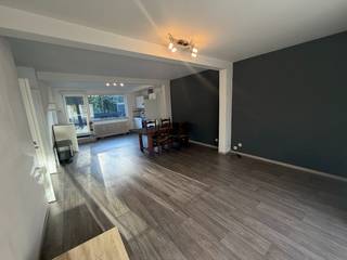 Genk, Nieuwe Kuilenweg 57 - Appartement met 1 slaapkamer, ruim terras, garagebox en autostaanplaats.<br /><br />Dit aangename appartement met één slaapkamer bevindt zich op de eerste verdieping en onderscheidt zich door zijn private inkomdeur aan de straatzijde, waardoor u geniet van een extra gevoel van privacy en zelfstandigheid.<br />Dankzij de grote raampartijen geniet de leefruimte en open keuken van een aangename natuurlijke lichtinval.<br />Een absolute troef is het ruime, zuidwestgerichte terras van maar liefst 27,5 m² aan de achterzijde van het gebouw. Hier kunt u in alle rust genieten van de namiddag- en avondzon, gezellig buiten eten of ontspannen met uitzicht op de groene omgeving. Daarnaast beschikt het appartement over een balkon aan de voorzijde.<br />Ook op het vlak van parkeren biedt dit appartement een belangrijke meerwaarde: er is zowel een garagebox als een autostaanplaats voorzien.<br />Indien gewenst kan er zelfs nog een tweede autostaanplaats aangekocht worden.<br /><br /><u><strong>Uitstekende ligging</strong></u><br />Het appartement geniet van een bijzonder gunstige ligging, op wandelafstand van het centrum van Genk, de gezellige Vennestraat, winkels en openbaar vervoer.<br />Bovendien is de E314 vlot bereikbaar, wat zorgt voor een uitstekende verbinding met de omliggende steden en gemeenten.<br /><br /><u><strong>Indeling</strong></u>
<ul>
	<li>private inkomhal met eigen toegangsdeur op het gelijkvloers</li>
	<li>trappenhal en gang op de verdieping</li>
	<li>ruime woonkamer met uitgeruste open keuken</li>
	<li>slaapkamer</li>
	<li>ruime badkamer met douchecabine, wastafel en toilet</li>
	<li>zuidwestgericht terras van 27,5 m² aan de achterzijde en een balkon aan de voorzijde.</li>
	<li>garagebox nr 2 (links)  en autostaanplaats achter het gebouw</li>
	<li>Optioneel kan er nog een extra autostaanplaats aangekocht worden voor €7.500.</li>
</ul>
<br />De achterzijde van het gebouw, waar zich de garages en parkeergelegenheid bevinden, is bereikbaar via een erfdienstbaarheid van doorgang (in mede-eigendom), gelegen links van huisnummer 55.Bij aankoop van het appartement verwerft de koper tevens een aandeel van 1/6 in de mede-eigendom van het perceel waarop deze doorgang gelegen is (perceelnummer 402G).<br /><br /><u><strong>Een interessante opportuniteit!</strong></u><br />Dankzij de combinatie van een centrale ligging, private inkom, aangename leefruimte, uitzonderlijk groot zonneterras en ruime eigen parkeergelegenheid is dit appartement bijzonder interessant voor alleenstaanden, koppels of investeerders.<br />Laat deze kans niet aan u voorbijgaan en ontdek zelf de mogelijkheden van dit appartement tijdens een plaatsbezoek!<br /><br />Voor meer informatie of het vastleggen van een bezichtiging kunt u vrijblijvend contact opnemen met Jurimex via info@jurimex.be of 089/308.700.<br /><br /> 