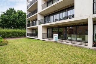 Bent u op zoek naar een instapklaar, recent appartement in Eeklo? Dan zal dit prachtig afgewerkte gelijkvloers appartement aan de Dullaert in Eeklo u onmiddellijk weten te bekoren! Het appartement bevindt zich op enkele passen van het stadscentrum, het Krügerpark, het Leen... <br /><br />Dit recent appartement van bouwjaar 2021 verkeert in absolute nieuwstaat en werd bovendien nooit eerder bewoond. U geniet hier van alle voordelen van energiezuinig wonen dankzij het gunstige EPC-label A. Daarnaast werd het appartement zeer hoogwaardig en kwalitatief afgewerkt.<br /><br />De bijzonder lichtrijke leefruimte vormt het centrale punt van het appartement. Dankzij de grote raampartijen baadt de woonkamer in veel natuurlijk daglicht en is er tevens een directe verbinding met het ruime overdekte terras van 12m². De stijlvolle open keuken is dé blikvanger van dit appartement en werd uitgerust met kwaliteitsvolle materialen, een stijlvol kookeiland en tijdloos design dat aansluit bij het appartement.<br /><br />Indeling:<br />- ruime inkomhal<br />- gastentoilet<br />- slaapkamer 1 (momenteel voorzien van sauna, die eventueel kan verwijderd worden)<br />- prachtige slaapkamer 2<br />- moderne badkamer met inloopdouche en badkamermeubel<br />- zeer lichtrijke woonkamer<br />- volledig ingerichte keuken<br />- berging/wasplaats<br />- overdekt zuid gericht terras met berging<br />- garagebox<br />- kelderberging<br />- gemeenschappelijke fietsenstalling<br /><br />De woonkamer is voorzien van automatisch bedienbare zonwering en de slaapkamers zijn tevens voorzien van raamdecoratie. Het appartement is ook reeds professioneel geschilderd.<br /><br />De mogelijkheid bestaat om het meubilair over te nemen.<br /><br />Een absoluut prachtig instapklaar appartement zoals u deze zelden zal tegenkomen. <br /><br />Kom deze unieke kans snel ontdekken en vraag uw bezoek aan!<br />09/377 31 77 - vastgoed@aclea.be