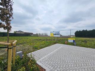 Ontdek deze bouwgrond in Handzame, deelgemeente van Kortemark. Je woont er nabij het centrum, in de buurt van winkels (supermarkt op 300 m), scholen (basisschool op 350 m) en openbaar vervoer (bushalte op 900 m). Dit zuid gericht perceel geniet van een weids uitzicht over de velden en weiden.

De grootte van dit villaperceel, 874 m² en de ruime stedenbouwkundige voorschriften (1 of 2 bouwlagen, vlak of hellend dak) bieden tal van mogelijkheden. Hier bouwen we jouw nieuwe, energiezuinige woning volledig op maat, tegen een vaste prijs.

Contacteer me gerust en ontdek alle mogelijkheden!