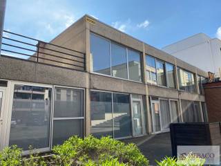 Prachtig en nieuw gerenoveerd 1-slaapkamer appartement, <br /><br />Gelegen op de eerste verdieping, bestaande uit inkomhal, woonkamer, nieuw ingerichte keuken, nieuwe badkamer, aparte slaapkamer en aparte toilet. <br /><br />Epc-waarde: 586 kWh/m².<br /><br />Meer info: www.debaco.be of bel 014/73.77.77