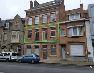 In het centrum van Diksmuide, op wandelafstand van de Grote Markt, openbaar vervoer en diverse winkels, bevindt zich dit lichtrijk appartement. <br /><br />Bij het binnenkomen van het appartement treffen we de ruime leefruimte met open keuken. De keuken bestaat uit een fornuis, dampkap, spoelbak, koelkast met vriesvak en héél wat opbergkasten. Vanuit de keuken is er de toegang tot het terras.<br /><br />Het appartement biedt ook nog een zeer ruime slaapkamer, een extra kamer die kan gebruikt worden als slaapkamer of dressingruimte. De badkamer biedt een ligbad, een wastafel, een toilet en voldoende opbergruimte. <br /><br />Het appartement wordt verwarmd op aardgas én is voorzien van dubbele beglazing.<br /><br />Beschikbaar vanaf: overeen te komen.<br /><br />
