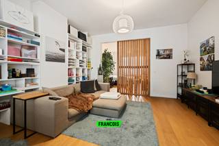 Dit stijlvol gerenoveerde appartement (2009) met een bewoonbare oppervlakte van 101 m² (EPC) bevindt zich op de eerste verdieping van een kleinschalige residentie met slechts vier entiteiten. Gelegen in het centrum van Koekelberg, op wandelafstand van het Elisabethpark, geniet u hier van een uitstekende ligging met alle voorzieningen zoals invalswegen klein ring, openbaar vervoer, scholen, basiliek en andere recreatieve mogelijkheden binnen handbereik.<br /><br />Het appartement verwelkomt u in een ruime en lichtrijke leefruimte met balkon(2m²) waar comfort en gezelligheid centraal staan. Aansluitend vindt u een open, volledig uitgeruste keuken die naadloos aansluit bij de leefruimte. De volwaardige slaapkamer beschikt over een ensuite badkamer, voorzien van twee lavabo’s en een moderne inloopdouche. Verder is er nog een praktische berging met aansluiting voor een wasmachine. Een kelder en een zolderuimte vervolledigt het appartement.<br /><br />Divers; dubbele/driedubbele beglazing in pvc raamprofiel, geen syndicus, verwarming op aardgas (recente nieuwe boiler (viessman)) sinds 5 jaar, parket en-mozaïekvloeren, elektriciteit conform en EPC D.<br /><br />Een ideale opportuniteit voor wie op zoek is naar een instapklaar appartement met karakter op een centrale locatie te Brussel.<br /><br />