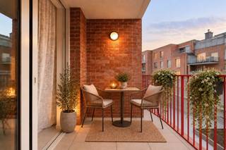 BEZOEK DE NIEUWE MODELWONING EN INGERICHTE APPARTEMENTEN – 6% btw mogelijk<br /><br />We nodigen je uit om wonen op zijn best te ervaren. Ontdek de nieuwe ruime modelwoningen (4 slpk) en verschillende ingerichte appartementen, midden in het autovrije binnengebied. Ook de tuin, een rustige oase in de stad, wordt momenteel volop aangelegd. Ruimte, rust, licht en comfort staan deze keer centraal, precies zoals wonen in Hof Berlamuze bedoeld is.<br /><br />Dit project geniet van het verlaagde btw-tarief van 6% btw voor sloop en heropbouw, onder voorwaarden. NIEUW: niet alleen wie een Hof Berlamuze appartement of woning koopt voor eigen bewoning, maar ook investeerders (particulier of vennootschap) kunnen nu van dit gunsttarief genieten. (www.hofberlamuze.be/6btw)<br /><br />De werken zitten in een vergevorderde fase en de modelappartementen zijn klaar voor uw bezoek. Kom zelf de hoogwaardige afwerking en het wooncomfort ontdekken in deze inspirerende, nieuwe woonomgeving.<br /><br />Hof Berlamuze telt zeven stijlvolle laagbouw woongebouwen, harmonieus ingepast rond een centraal binnenhof met veel groen en rust. Het aanbod is divers: van comfortabele appartementen met 1 slaapkamer tot ruime gezinswoningen met 4 slaapkamers.<br />Hier woon je vlak bij de muziekschool en middenin het kloppende hart van Lier – waar cultuur, natuur en water samenkomen.<br /><br />Hof Berlamuze: hier zit muziek in jouw toekomst!<br /><br />Info:<br />www.hofberlamuze.be<br />Een persoonlijke afspraak?<br />www.hofberlamuze.be/maak-afspraak/ - wonen@fidesinvest.be - t 03 232 54 00<br /><br />Dit lichtrijke appartement beschikt over één slaapkamer en een aangename woonkamer met grote raampartijen die uitgeven op het terras, waardoor u de hele dag kan genieten van een overvloed aan natuurlijk licht. De aparte keuken met eethoek vormt een gezellige ruimte, ideaal voor dagelijks comfort en ontspanning.<br />De badkamer is ensuite verbonden met de slaapkamer en uitgerust met een moderne inloopdouche en een stijlvol lavabomeubel. Verder beschikt het appartement over een praktische berging en een apart toilet.<br />Het zonnig terras biedt de perfecte plek om te genieten.<br /><br />Info? www.hofberlamuze.be. Een afspraak? www.hofberlamuze.be/maak-afspraak/ - wonen@fidesinvest.be - t 03 232 54 00.