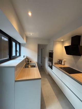 In het centrum van Poperinge, in een zeer rustige straat treffen we deze totaal gerenoveerde woning aan. We betreden het pand via de inkomhal...