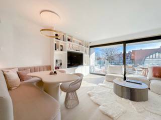 Subliem afgewerkt nieuwbouwappartement in het Zoute met zonnig terras en zicht op de villa's...<br /><br />Deze verkoop valt onder registratierechten. <br /><br />Indeling: Inkomhal met vestiaire en gastentoilet. Zonnige woonkamer met een open zicht over de villa's en toegang tot het zéér aangename terras (de totale terrasoppervlakte bedraagt 13 m²). Open keuken voorzien hoogwaardige materialen (marmer en Miele toestellen), gevolg door de eetkamer met zitbank. Berging. Masterbedroom met ingemaakte kasten en een ensuite douchekamer met inloopdouche. De tweede slaapkamer dient momenteel als dressing- en gastenslaapkamer en geniet eveneens van een ensuite douchekamer.<br /><br />Het appartement werd afgewerkt in 2022 en geniet van een superieure afwerkingsgraad met oog voor detail...<br /><br />Privatieve kelderberging in de residentie.<br /><br />Het huurcontract van een garagebox op slechts 50m van het appartement kan overgenomen worden!